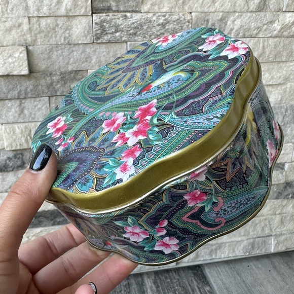 Vintage Hummingbird  Floral Cookies Biscuit Tin Box Collectible Metalware - Picture 8 of 9